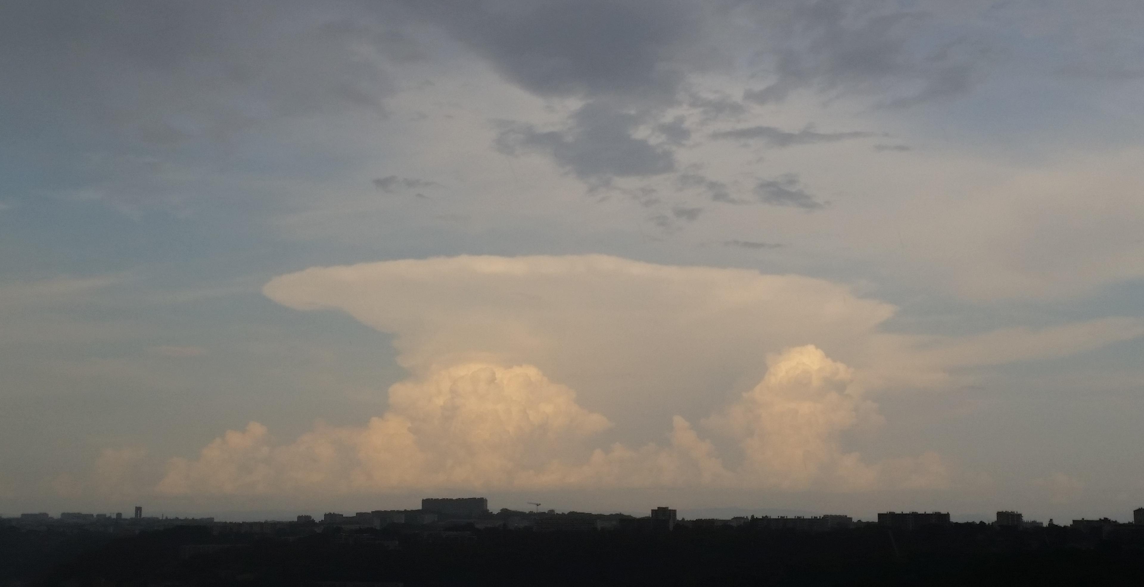 Cumulonimbus encore plus beau au nord de Lyon ce 02-08 à 18h15